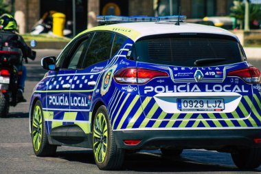 Seville İspanya 4 Eylül 2021 Seville sokaklarında devriye gezen yerel polis arabası Coronavirus salgını sırasında İspanya 'yı vurdu, sokakta maske takmak zorunlu değil.