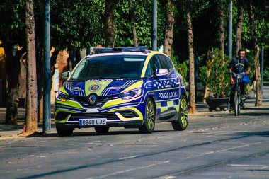 Seville İspanya 4 Eylül 2021 Seville sokaklarında devriye gezen yerel polis arabası Coronavirus salgını sırasında İspanya 'yı vurdu, sokakta maske takmak zorunlu değil.