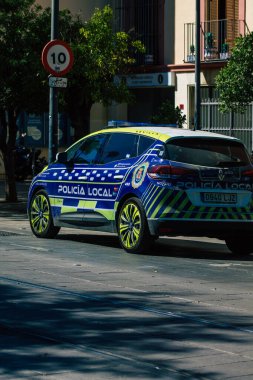 Seville İspanya 4 Eylül 2021 Seville sokaklarında devriye gezen yerel polis arabası Coronavirus salgını sırasında İspanya 'yı vurdu, sokakta maske takmak zorunlu değil.