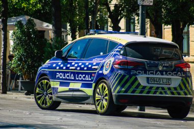 Seville İspanya 4 Eylül 2021 Seville sokaklarında devriye gezen yerel polis arabası Coronavirus salgını sırasında İspanya 'yı vurdu, sokakta maske takmak zorunlu değil.