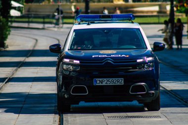 Seville İspanya 4 Eylül 2021 İspanya 'nın güneyinde, sembolik bir şehir ve Endülüs bölgesinin başkenti Sevilla sokaklarında devriye gezen polis arabası.