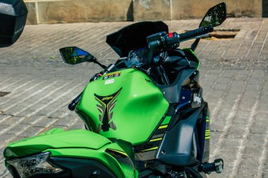 Seville İspanya Eylül 04, 2021 Kawasaki Ninja 650 motosiklet Seville sokaklarında park edilmiş, sembolik bir şehir ve Endülüs Bölgesi 'nin başkenti, İspanya' nın güneyinde