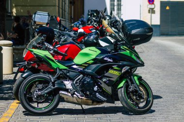 Seville İspanya Eylül 04, 2021 Kawasaki Ninja 650 motosiklet Seville sokaklarında park edilmiş, sembolik bir şehir ve Endülüs Bölgesi 'nin başkenti, İspanya' nın güneyinde