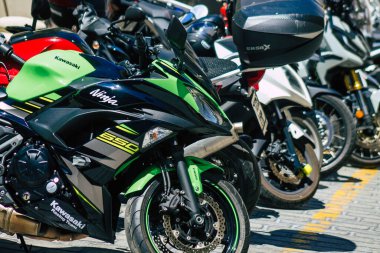 Seville İspanya Eylül 04, 2021 Kawasaki Ninja 650 motosiklet Seville sokaklarında park edilmiş, sembolik bir şehir ve Endülüs Bölgesi 'nin başkenti, İspanya' nın güneyinde
