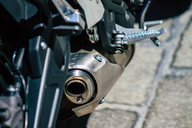 Seville İspanya Eylül 04, 2021 Kawasaki Ninja 650 motosiklet Seville sokaklarında park edilmiş, sembolik bir şehir ve Endülüs Bölgesi 'nin başkenti, İspanya' nın güneyinde