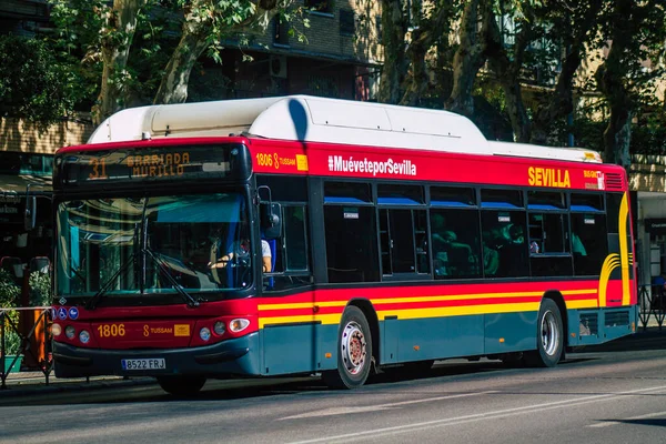 Sevilha Espanha Setembro 2021 Ônibus Dirigindo Pelas Ruas Sevilha Durante — Fotografia de Stock