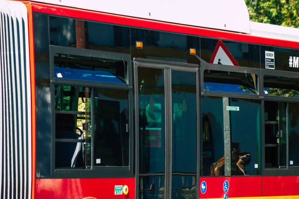 2021年9月4日 西班牙塞维利亚大爆发期间 公共汽车穿过塞维利亚的街道 必须戴上口罩 — 图库照片