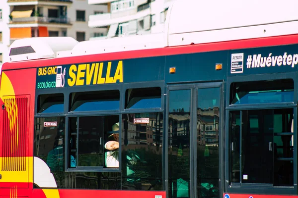 Sevilla İspanya 4 Eylül 2021 Sevilla otobüsü Coronavirus salgını sırasında İspanya 'yı vururken, maske takmak zorunludur.