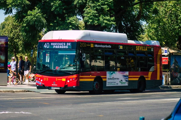 Sevilha Espanha Setembro 2021 Ônibus Dirigindo Pelas Ruas Sevilha Durante — Fotografia de Stock