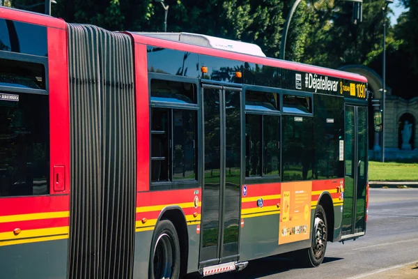 Sevilla España Septiembre 2021 Autobús Conduciendo Por Las Calles Sevilla —  Fotos de Stock