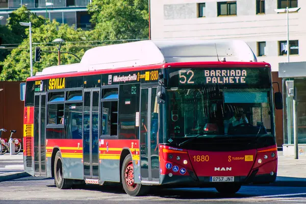 Sevilha Espanha Setembro 2021 Ônibus Dirigindo Pelas Ruas Sevilha Durante — Fotografia de Stock