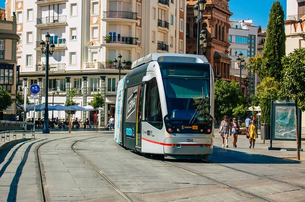 Seville İspanya 4 Eylül 2021 Coronavirüs salgını sırasında Seville sokaklarında dolaşan ve maske takan yolcular için modern elektrikli tramvay zorunludur.