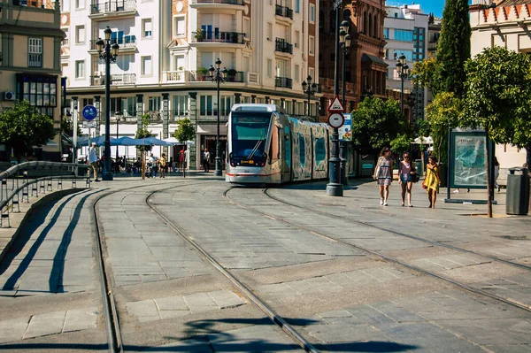 Seville İspanya 4 Eylül 2021 Coronavirüs salgını sırasında Seville sokaklarında dolaşan ve maske takan yolcular için modern elektrikli tramvay zorunludur.