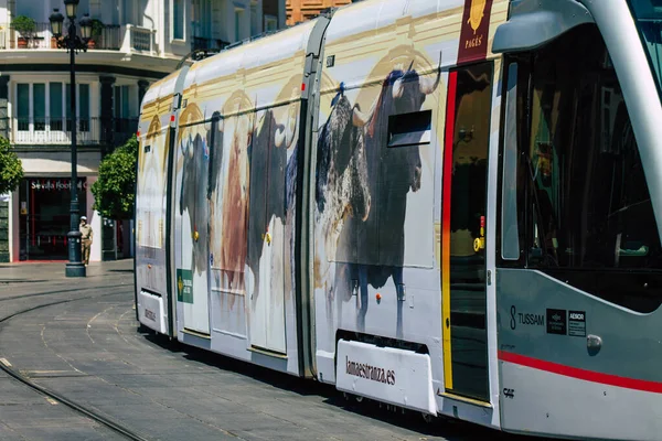 Seville İspanya 4 Eylül 2021 Coronavirüs salgını sırasında Seville sokaklarında dolaşan ve maske takan yolcular için modern elektrikli tramvay zorunludur.