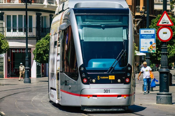 Seville İspanya 4 Eylül 2021 Coronavirüs salgını sırasında Seville sokaklarında dolaşan ve maske takan yolcular için modern elektrikli tramvay zorunludur.