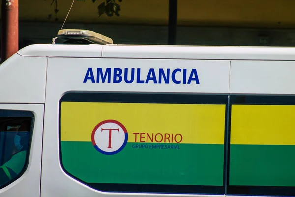 2021年9月4日西班牙塞维利亚市 在西班牙爆发禽流感期间 救护车驶过塞维利亚市的街道 必须戴上口罩 — 图库照片