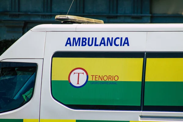 Sevilla Spanje September 2021 Ambulance Rijdt Door Straten Van Sevilla — Stockfoto