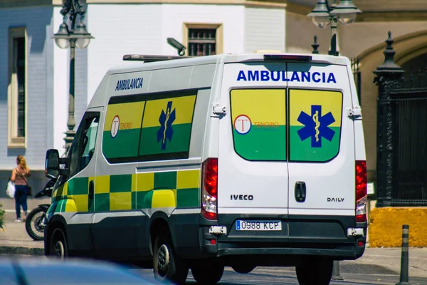 セビリアスペイン2021年9月04日スペインを襲ったコロナウイルスの発生の間 セビリアの通りを通って走る救急車は マスクを着用することが義務付けられています — ストック写真