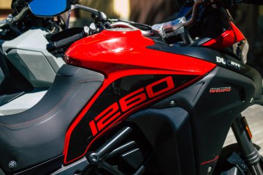 Seville İspanya Eylül 04, 2021 Ducati 1260 motosiklet Seville caddelerinde park edilmiş, sembolik bir şehir ve Endülüs bölgesinin başkenti, İspanya 'nın güneyinde.