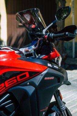 Seville İspanya Eylül 04, 2021 Ducati 1260 motosiklet Seville caddelerinde park edilmiş, sembolik bir şehir ve Endülüs bölgesinin başkenti, İspanya 'nın güneyinde.