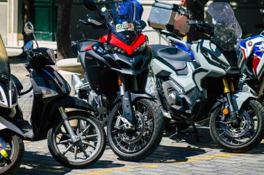 Seville İspanya 4 Eylül 2021 Sevilla, İspanya 'nın güneyinde, sembolik bir şehir ve Endülüs Bölgesi' nin başkenti Sevilla caddelerine parketmiş motosikletler