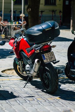 Seville İspanya 4 Eylül 2021 Sevilla, İspanya 'nın güneyinde, sembolik bir şehir ve Endülüs Bölgesi' nin başkenti Sevilla caddelerine parketmiş motosikletler