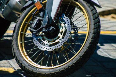 Seville İspanya 4 Eylül 2021 Sevilla, İspanya 'nın güneyinde, sembolik bir şehir ve Endülüs Bölgesi' nin başkenti Sevilla caddelerine parketmiş motosikletler