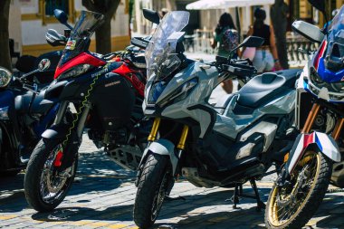 Seville İspanya 4 Eylül 2021 Sevilla, İspanya 'nın güneyinde, sembolik bir şehir ve Endülüs Bölgesi' nin başkenti Sevilla caddelerine parketmiş motosikletler