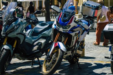 Seville İspanya 4 Eylül 2021 Sevilla, İspanya 'nın güneyinde, sembolik bir şehir ve Endülüs Bölgesi' nin başkenti Sevilla caddelerine parketmiş motosikletler