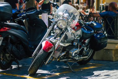 Seville İspanya 4 Eylül 2021 Sevilla, İspanya 'nın güneyinde, sembolik bir şehir ve Endülüs Bölgesi' nin başkenti Sevilla caddelerine parketmiş motosikletler