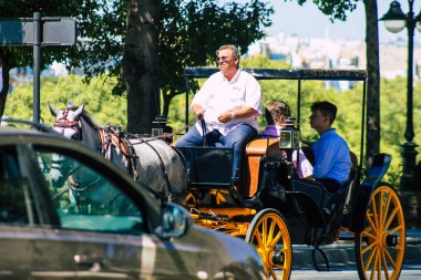 Seville İspanya 4 Eylül 2021 Coronavirüs salgını sırasında Seville sokaklarında at arabası gezintisi yapmak zorunda, maske takmak zorunludur.
