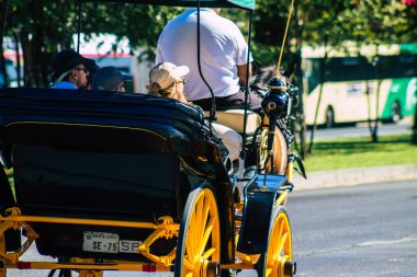 Seville İspanya 4 Eylül 2021 Coronavirüs salgını sırasında Seville sokaklarında at arabası gezintisi yapmak zorunda, maske takmak zorunludur.