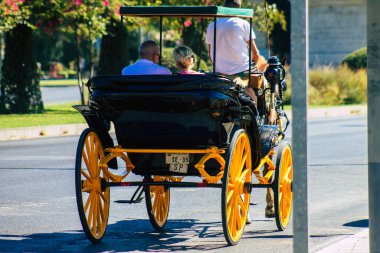 Seville İspanya 4 Eylül 2021 Coronavirüs salgını sırasında Seville sokaklarında at arabası gezintisi yapmak zorunda, maske takmak zorunludur.