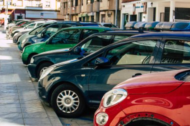 Seville İspanya Eylül 04, 2021 Sevilla caddelerine park edilmiş sembolik bir şehir ve İspanya 'nın güneyindeki Endülüs Bölgesi' nin başkenti.