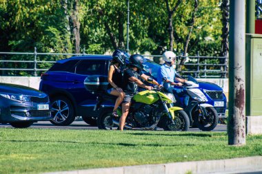 Seville İspanya Eylül 04, 2021 Sevilla caddelerinde trafik sıkışıklığı, sembolik bir şehir ve Endülüs Bölgesi 'nin başkenti, İspanya' nın güneyinde