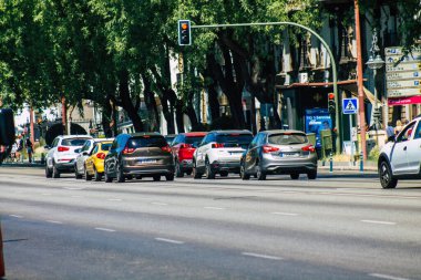 Seville İspanya Eylül 04, 2021 Sevilla caddelerinde trafik sıkışıklığı, sembolik bir şehir ve Endülüs Bölgesi 'nin başkenti, İspanya' nın güneyinde