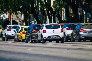 Seville İspanya Eylül 04, 2021 Sevilla caddelerinde trafik sıkışıklığı, sembolik bir şehir ve Endülüs Bölgesi 'nin başkenti, İspanya' nın güneyinde