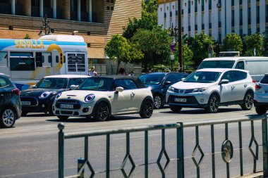 Seville İspanya Eylül 04, 2021 Sevilla caddelerinde trafik sıkışıklığı, sembolik bir şehir ve Endülüs Bölgesi 'nin başkenti, İspanya' nın güneyinde