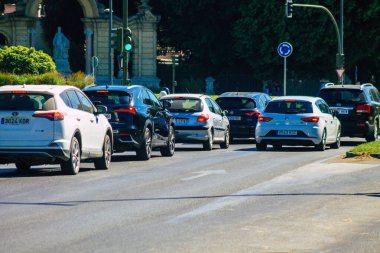 Seville İspanya Eylül 04, 2021 Sevilla caddelerinde trafik sıkışıklığı, sembolik bir şehir ve Endülüs Bölgesi 'nin başkenti, İspanya' nın güneyinde