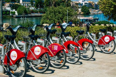 Sevilla İspanya Eylül 04, 2021 Kısa süreler için kiralanabilir bisiklet, genellikle birkaç saatliğine sokakta park edilmiş ve Seville toplu taşıma sisteminin bir parçası