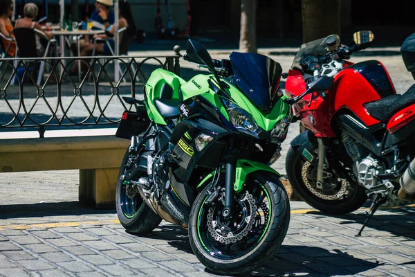 Seville İspanya Eylül 04, 2021 Kawasaki Ninja 650 motosiklet Seville sokaklarında park edilmiş, sembolik bir şehir ve Endülüs Bölgesi 'nin başkenti, İspanya' nın güneyinde