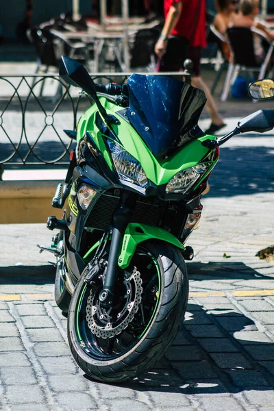 2021年9月4日 西班牙塞维利亚的Kawasaki Ninja 650摩托车停放在西班牙南部象征城市塞维利亚和安达卢西亚地区首府的街道上 — 图库照片