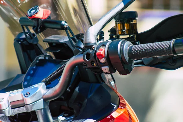 Seville İspanya Eylül 04, 2021 Ducati 1260 motosiklet Seville caddelerinde park edilmiş, sembolik bir şehir ve Endülüs bölgesinin başkenti, İspanya 'nın güneyinde.