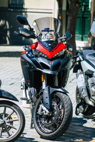 Seville İspanya Eylül 04, 2021 Ducati 1260 motosiklet Seville caddelerinde park edilmiş, sembolik bir şehir ve Endülüs bölgesinin başkenti, İspanya 'nın güneyinde.