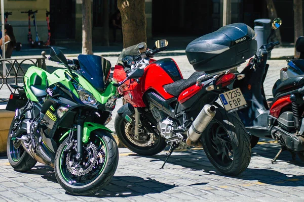 2021年9月4日 西班牙塞维利亚的摩托车停放在西班牙南部象征城市塞维利亚的街道上 也是安达卢西亚地区的首府 — 图库照片