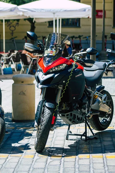 2021年9月4日 西班牙塞维利亚的摩托车停放在西班牙南部象征城市塞维利亚的街道上 也是安达卢西亚地区的首府 — 图库照片