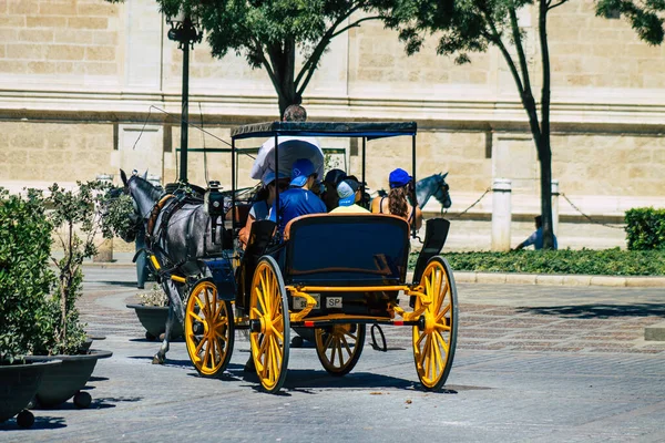 Seville İspanya 4 Eylül 2021 Coronavirüs salgını sırasında Seville sokaklarında at arabası gezintisi yapmak zorunda, maske takmak zorunludur.