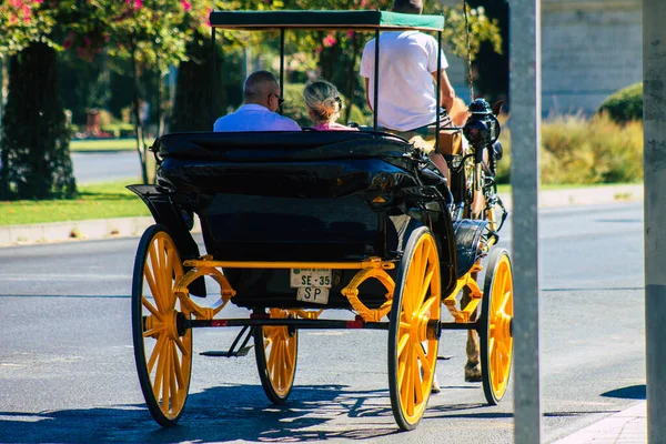 Seville İspanya 4 Eylül 2021 Coronavirüs salgını sırasında Seville sokaklarında at arabası gezintisi yapmak zorunda, maske takmak zorunludur.