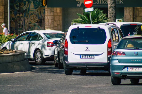 Seville İspanya Eylül 04, 2021 Sevilla caddelerinde trafik sıkışıklığı, sembolik bir şehir ve Endülüs Bölgesi 'nin başkenti, İspanya' nın güneyinde