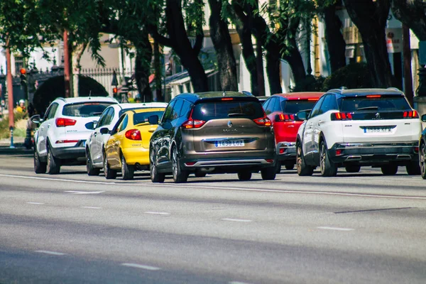 Seville İspanya Eylül 04, 2021 Sevilla caddelerinde trafik sıkışıklığı, sembolik bir şehir ve Endülüs Bölgesi 'nin başkenti, İspanya' nın güneyinde